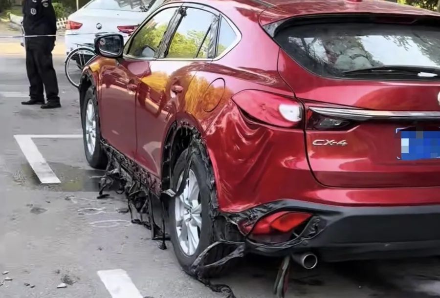 凌晨突然传来巨响,上海一小区多车烧成空壳 凌晨突然传来巨响,上海一小区多车烧成空壳