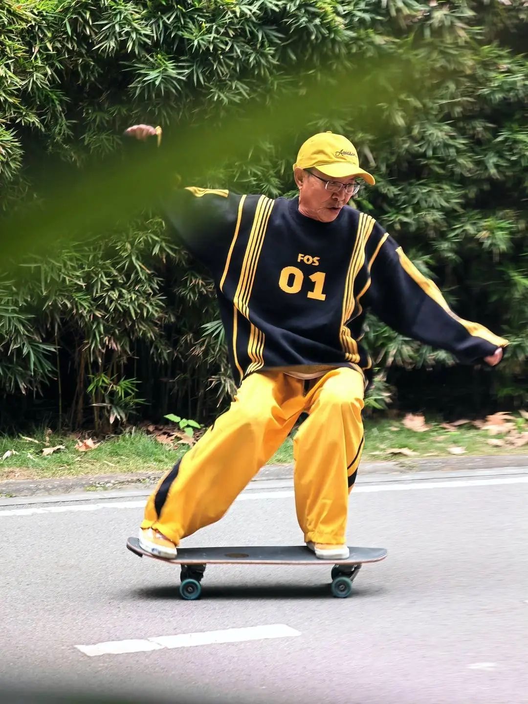 71岁正是“疯”的年纪!“成都梁伯”又开始刷滑板了 71岁正是“疯”的年纪!“成都梁伯”又开始刷滑板了