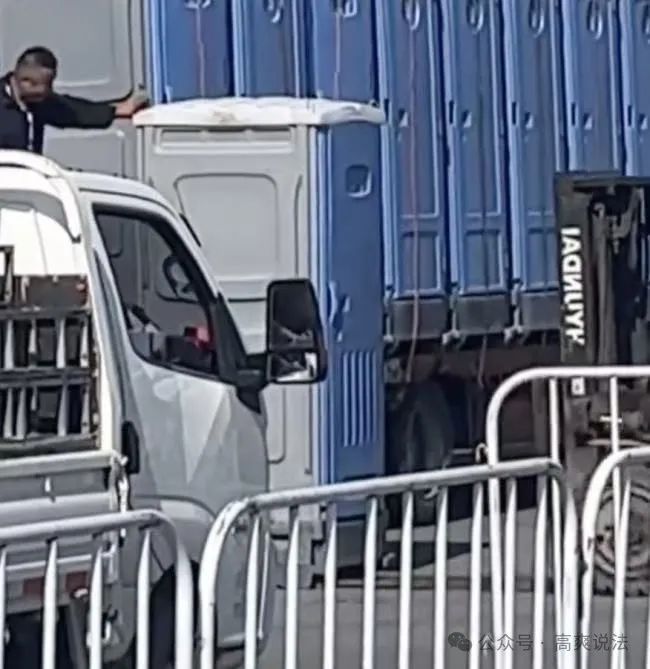 惊心动魄!上移动厕所竟移动上了高速 惊心动魄!上移动厕所竟移动上了高速