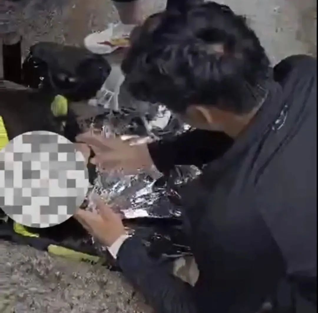 脱下外套后，女子突然抽搐倒地、四肢僵硬......