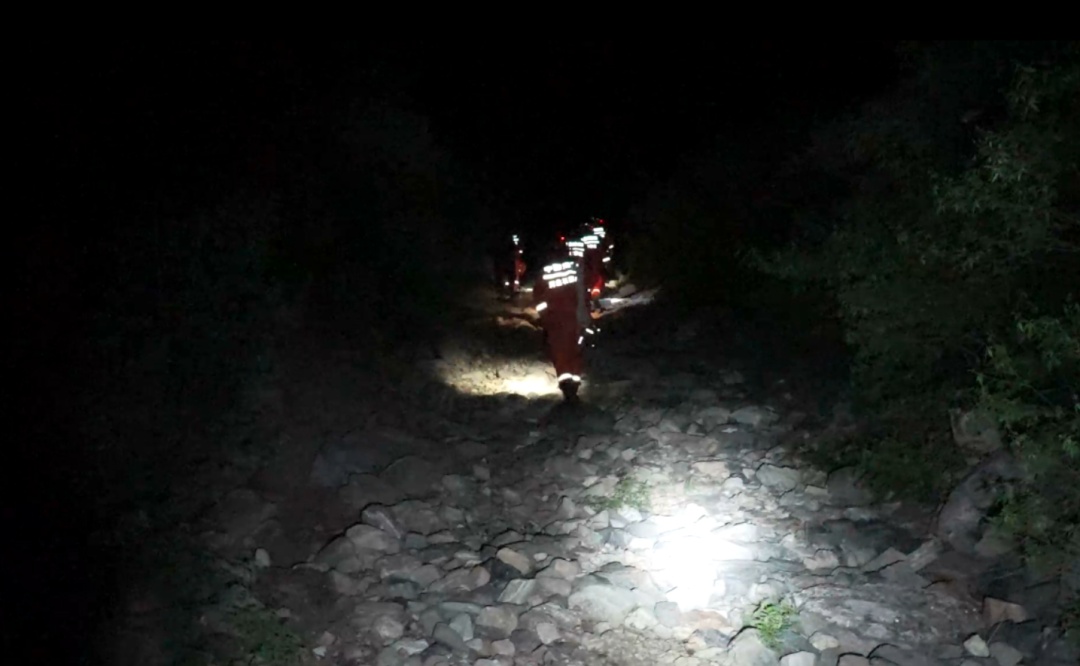 两名游客爬野山迷路 消防员深夜紧急出动