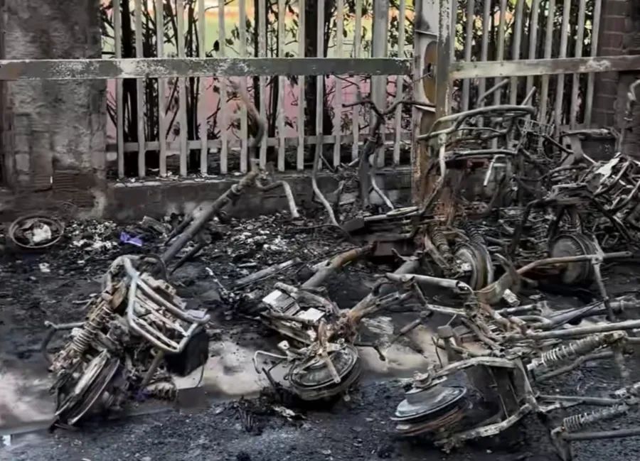 凌晨突然传来巨响,上海一小区多车烧成空壳 凌晨突然传来巨响,上海一小区多车烧成空壳