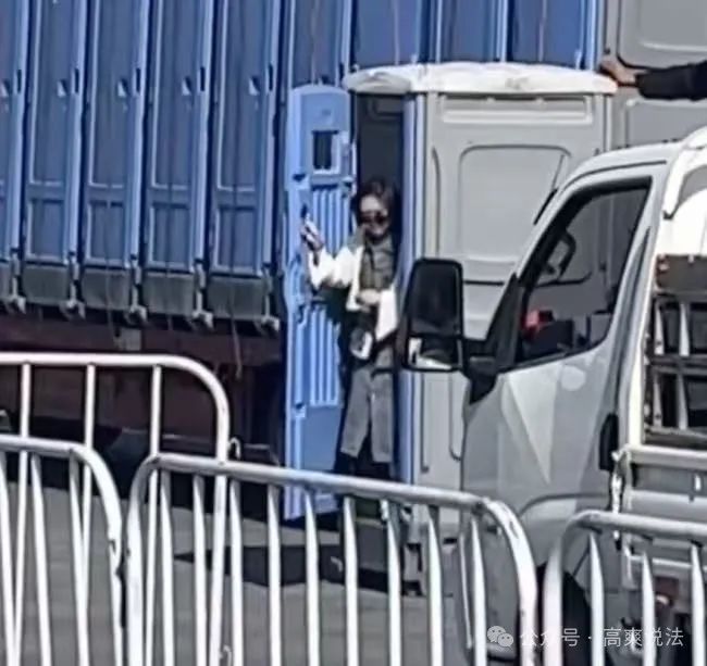 惊心动魄!上移动厕所竟移动上了高速 惊心动魄!上移动厕所竟移动上了高速