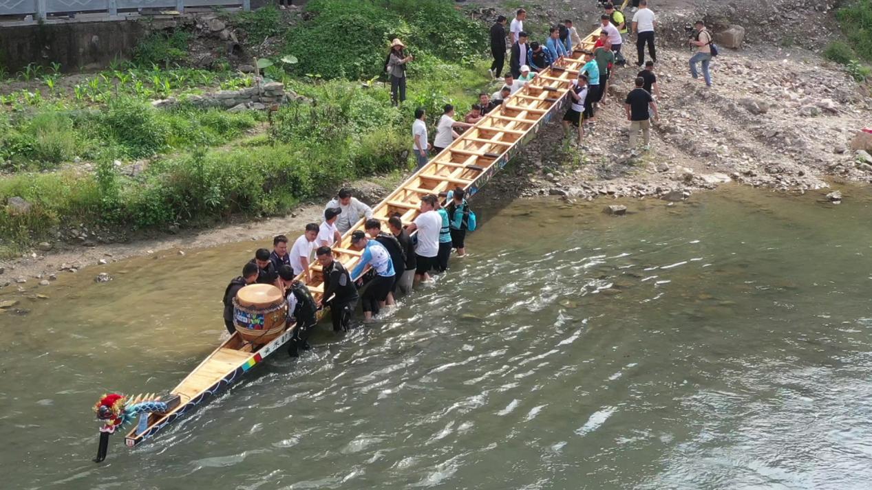 贵州镇远:㵲阳河鼓声隆隆 龙舟队员备战忙 贵州镇远:㵲阳河鼓声隆隆 龙舟队员备战忙