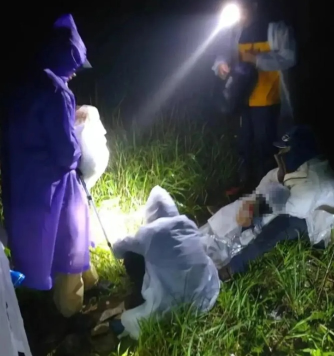 脱下外套后，女子突然抽搐倒地、四肢僵硬......