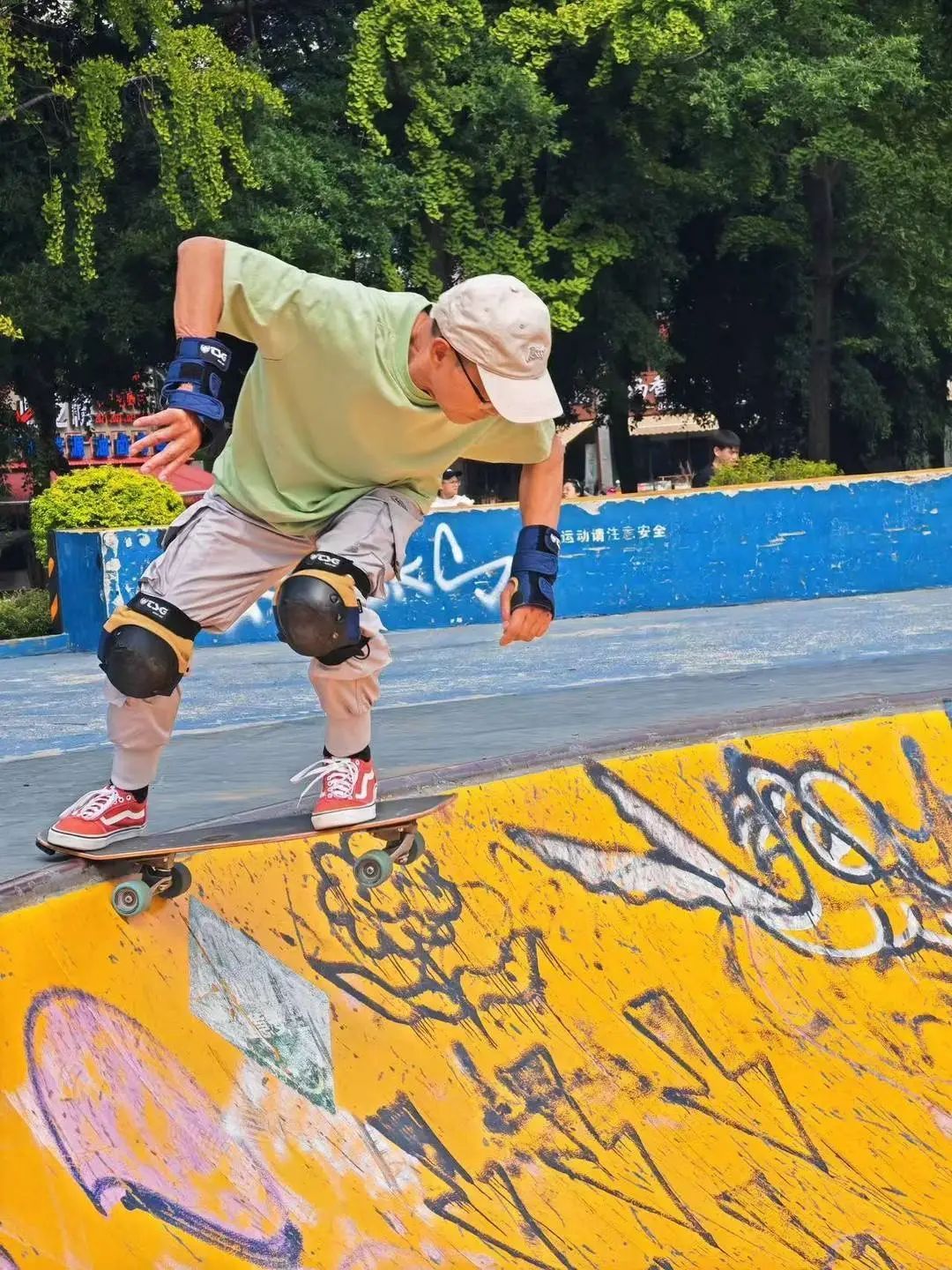 71岁正是“疯”的年纪!“成都梁伯”又开始刷滑板了 71岁正是“疯”的年纪!“成都梁伯”又开始刷滑板了