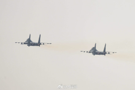 起飞！直击空军战机肩并肩驰骋云天