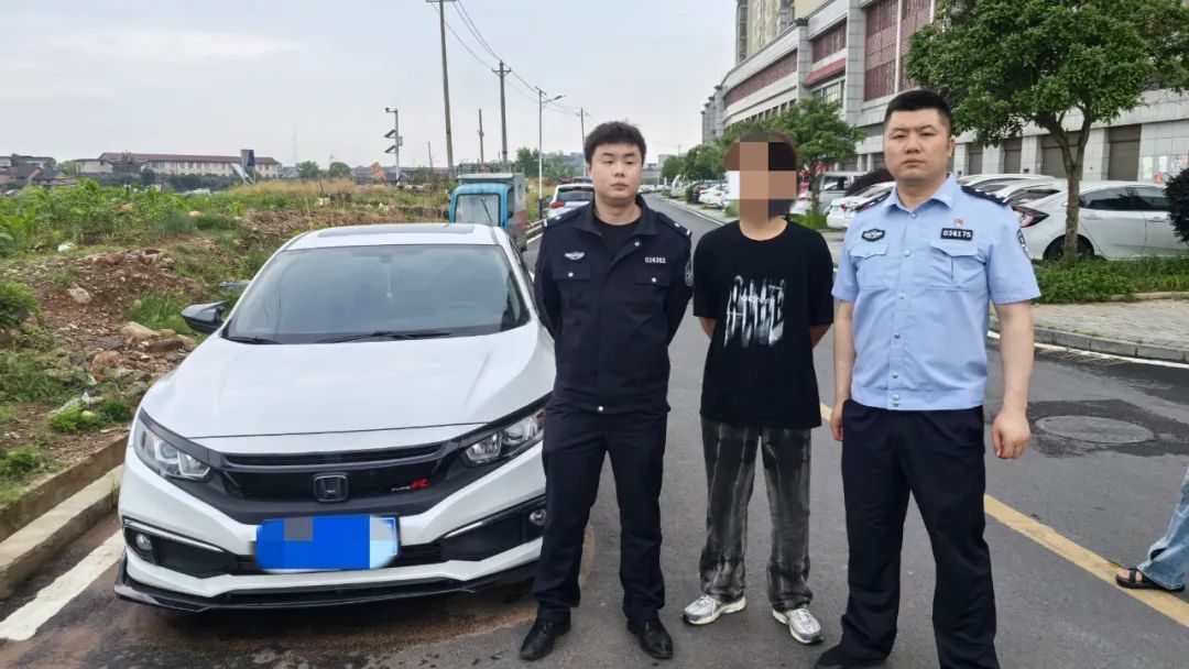 男子趴在高速行驶的车辆引擎盖上，竟是为了寻刺激！两人被拘留！