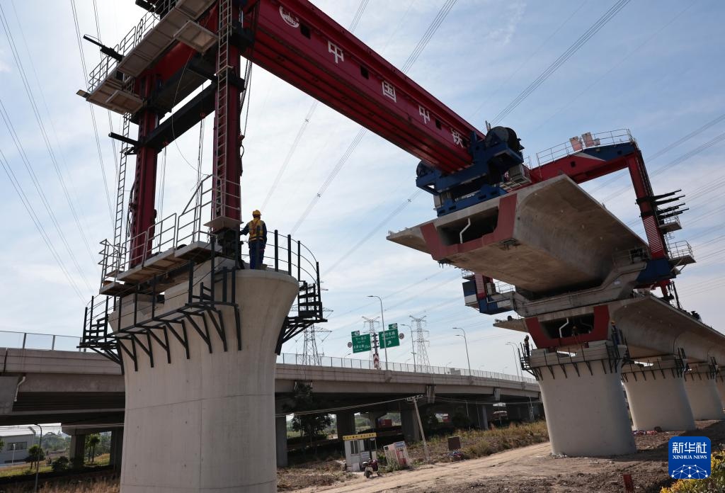 上海:箱梁架设大桥合龙 高铁建设推进正酣 上海:箱梁架设大桥合龙 高铁建设推进正酣