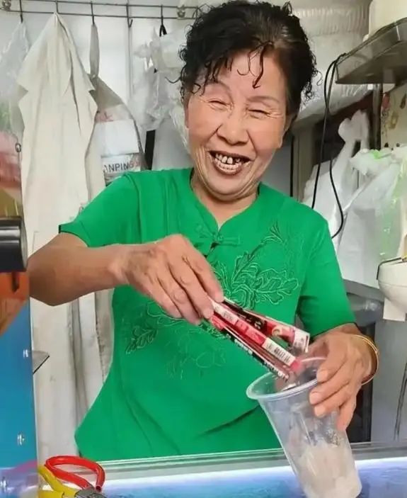 从日销400杯到100杯!10元手冲“咖啡阿姨”:生意淡了,快乐回来了 从日销400杯到100杯!10元手冲“咖啡阿姨”:生意淡了,快乐回来了