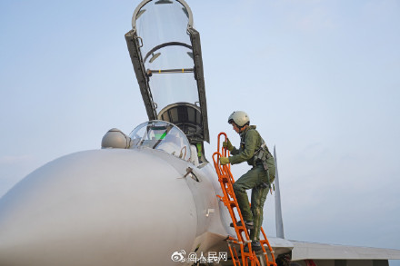 起飞！直击空军战机肩并肩驰骋云天