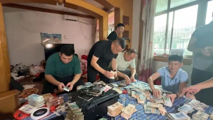 夫妻俩竟在家中制假币，每天印多少花多少……