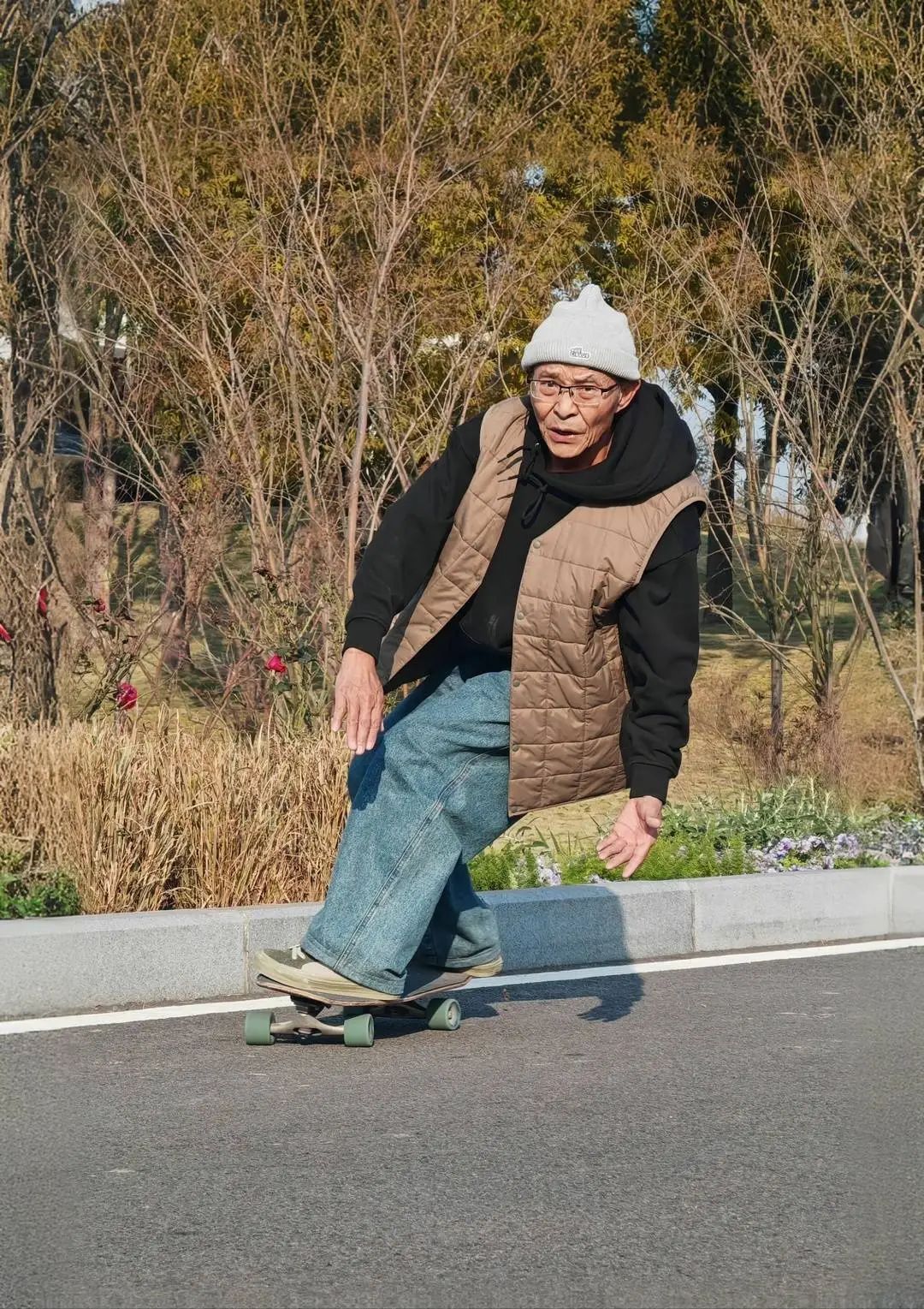 71岁正是“疯”的年纪!“成都梁伯”又开始刷滑板了 71岁正是“疯”的年纪!“成都梁伯”又开始刷滑板了