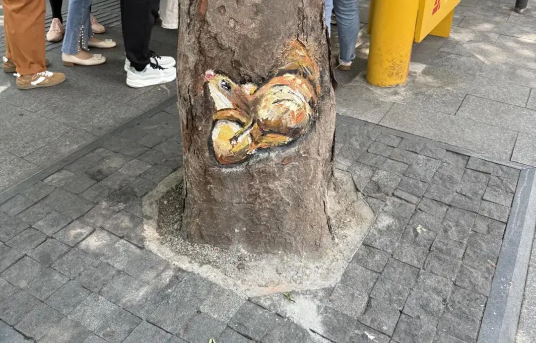 敲可爱！上海市中心这座公园，树上竟"长"出了动物→