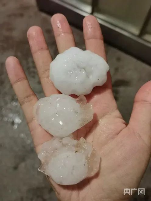 北京多地冰雹,有的像鸡蛋那么大!网友:车被砸坏了能赔吗? 北京多地冰雹,有的像鸡蛋那么大!网友:车被砸坏了能赔吗?