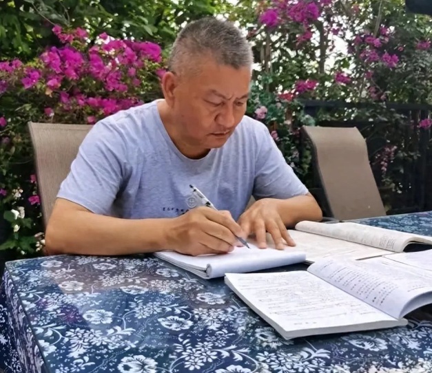 备战第29次高考!“高考钉子户”梁实:多次落榜,或因前半生用完了运气 备战第29次高考!“高考钉子户”梁实:多次落榜,或因前半生用完了运气