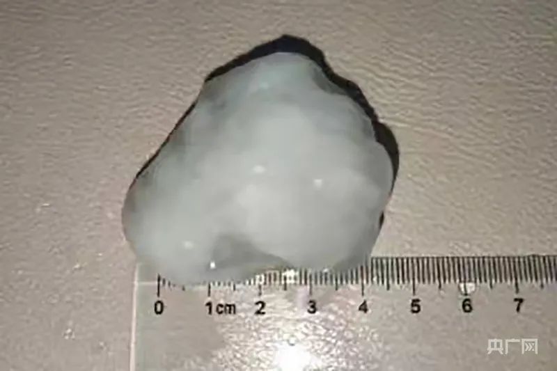 北京多地冰雹,有的像鸡蛋那么大!网友:车被砸坏了能赔吗? 北京多地冰雹,有的像鸡蛋那么大!网友:车被砸坏了能赔吗?