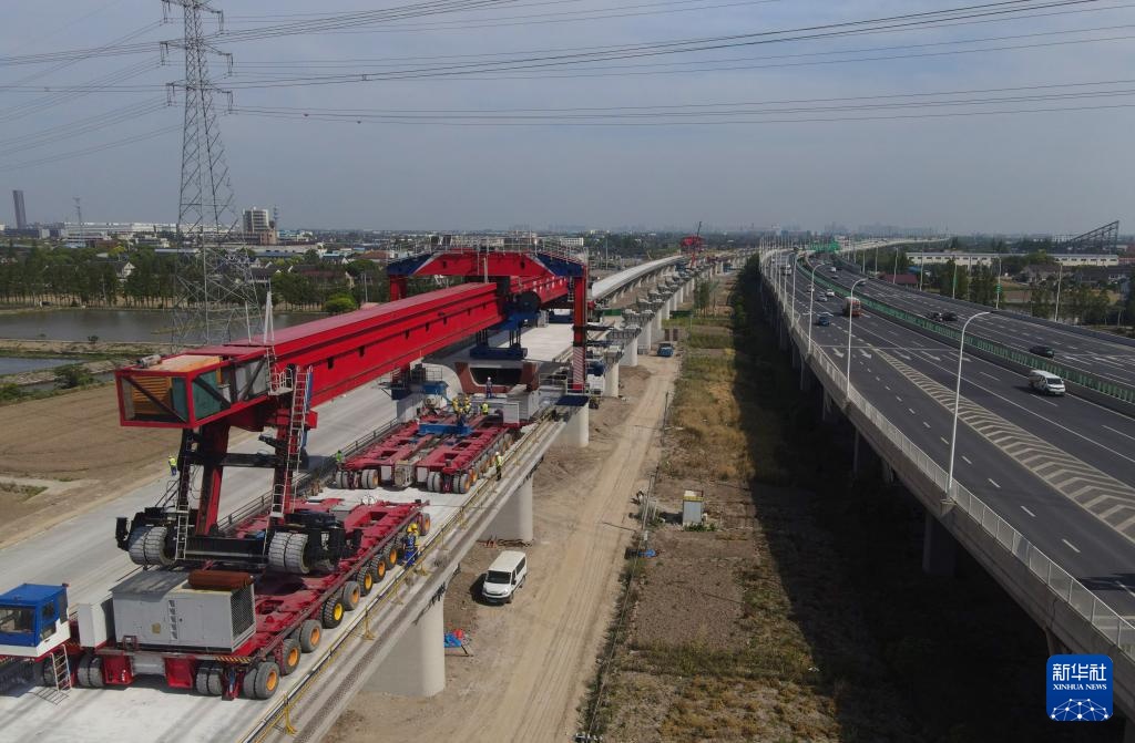 上海:箱梁架设大桥合龙 高铁建设推进正酣 上海:箱梁架设大桥合龙 高铁建设推进正酣