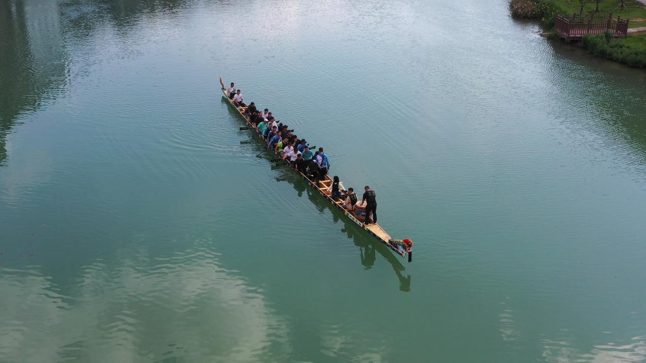 贵州镇远:㵲阳河鼓声隆隆 龙舟队员备战忙 贵州镇远:㵲阳河鼓声隆隆 龙舟队员备战忙