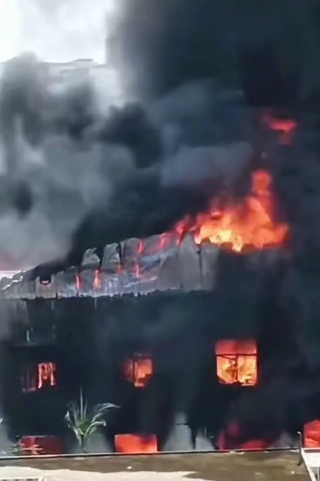 广东揭阳一塑料仓库发生火灾!现场火势猛烈 广东揭阳一塑料仓库发生火灾!现场火势猛烈