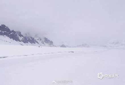 青海玉树多彩乡遭遇强降雪