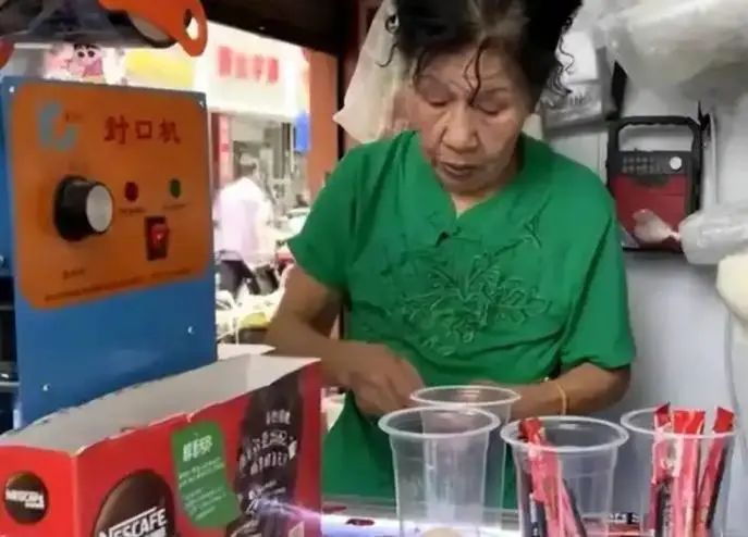 从日销400杯到100杯!10元手冲“咖啡阿姨”:生意淡了,快乐回来了 从日销400杯到100杯!10元手冲“咖啡阿姨”:生意淡了,快乐回来了