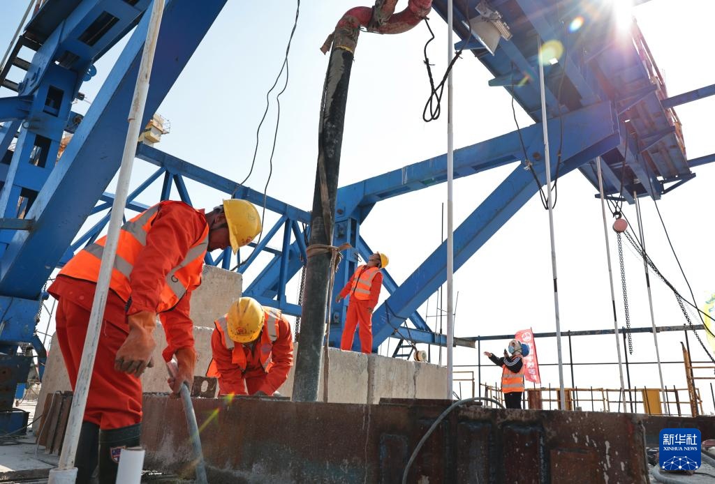 上海:箱梁架设大桥合龙 高铁建设推进正酣 上海:箱梁架设大桥合龙 高铁建设推进正酣