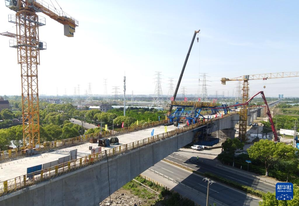 上海:箱梁架设大桥合龙 高铁建设推进正酣 上海:箱梁架设大桥合龙 高铁建设推进正酣