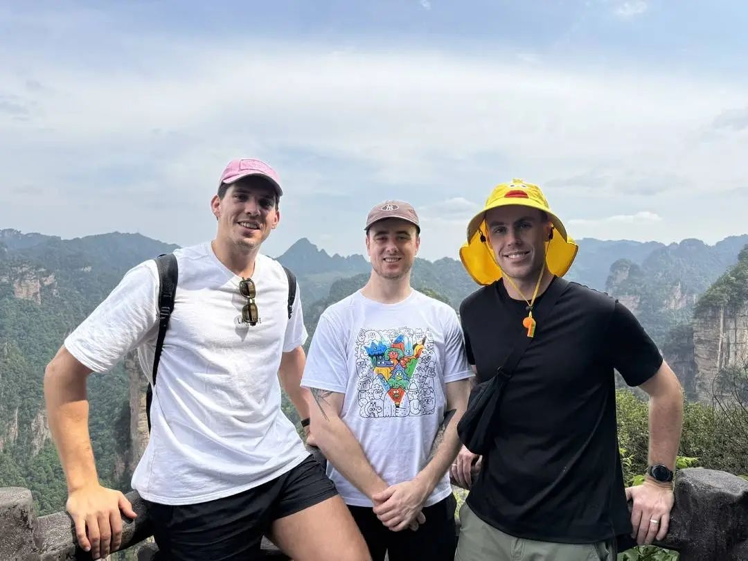 外国游客在张家界付费当“挑夫”，看乐围观群众，本人回应