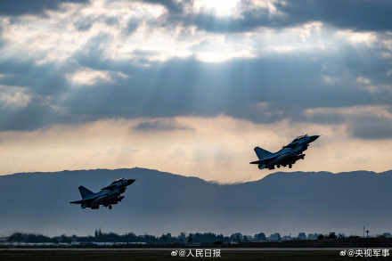 收藏大片!空军战鹰身披霞光训练 收藏大片!空军战鹰身披霞光训练