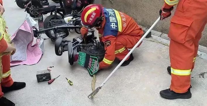 2米大蛇钻进电动车！近期多地频现“蛇出没”，消防提醒