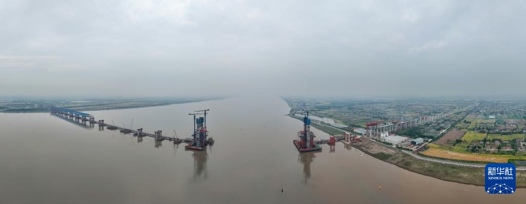 崇启公铁长江大桥施工有序推进