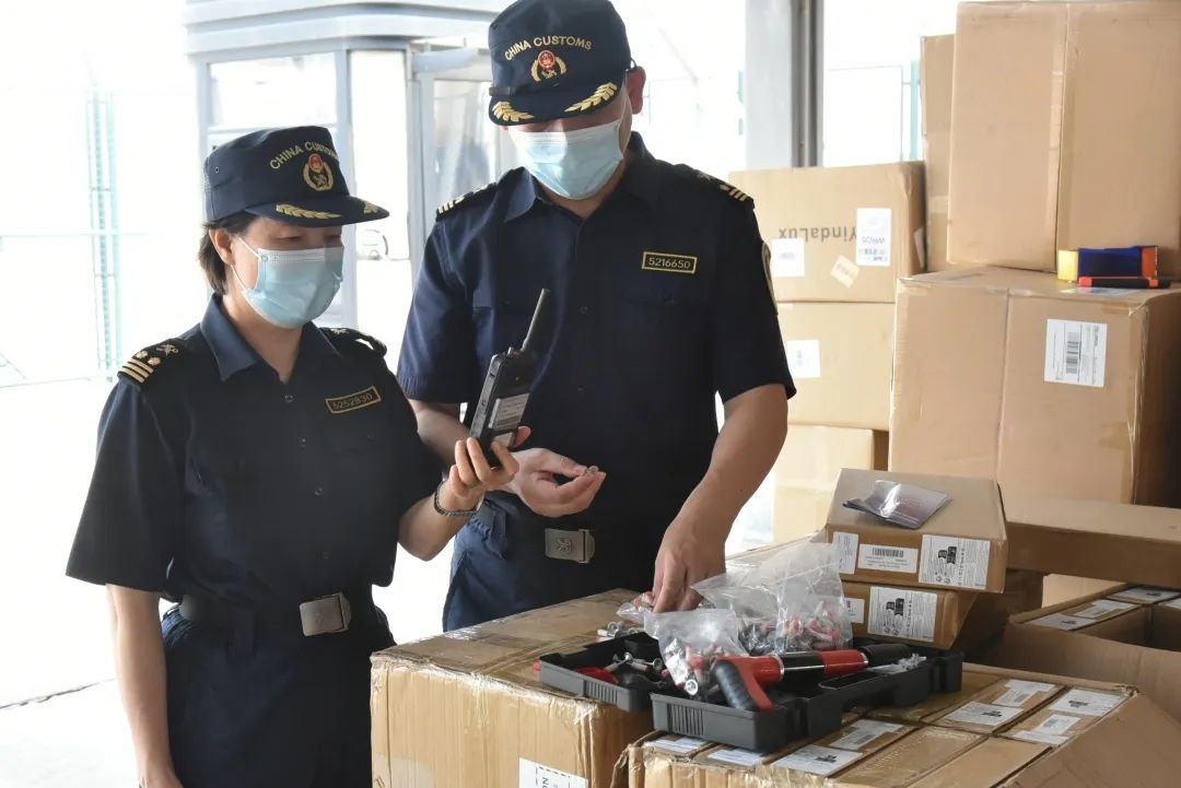 黄埔海关查获19800枚“爆炸式铆钉”,尾部装有火药 黄埔海关查获19800枚“爆炸式铆钉”,尾部装有火药