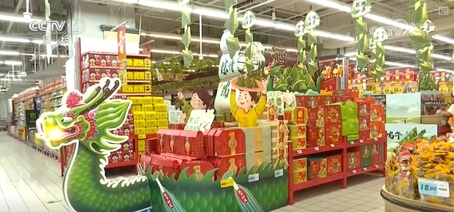 端午将至 各地市场、商超开启“粽子模式” 口味上“新”成亮点