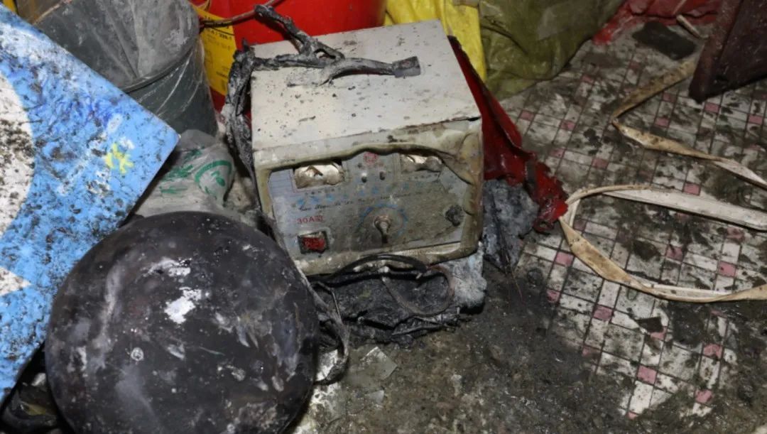 当街烧成“铁架”！这种事别做，太危险！