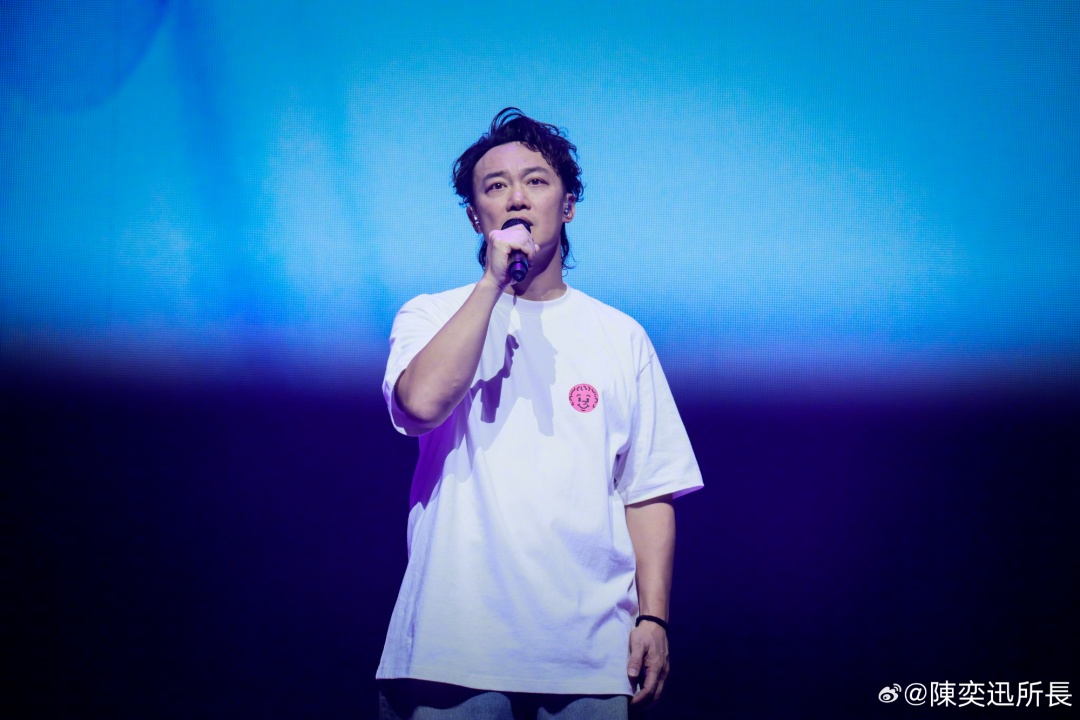 50岁陈奕迅突感不适,立即停止所有演出并休养!本人发文道歉,3场演唱会紧急延期! 50岁陈奕迅突感不适,立即停止所有演出并休养!本人发文道歉,3场演唱会紧急延期!