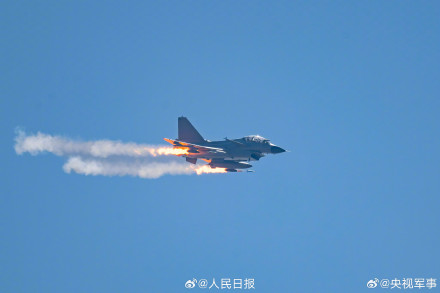 收藏大片!空军战鹰身披霞光训练 收藏大片!空军战鹰身披霞光训练