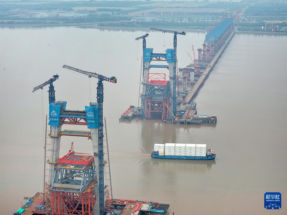 崇启公铁长江大桥施工有序推进