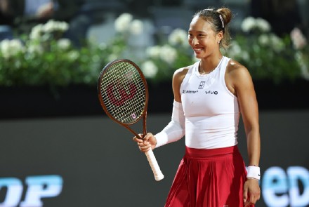 郑钦文七战萨巴伦卡终获胜 郑钦文七战萨巴伦卡终获胜