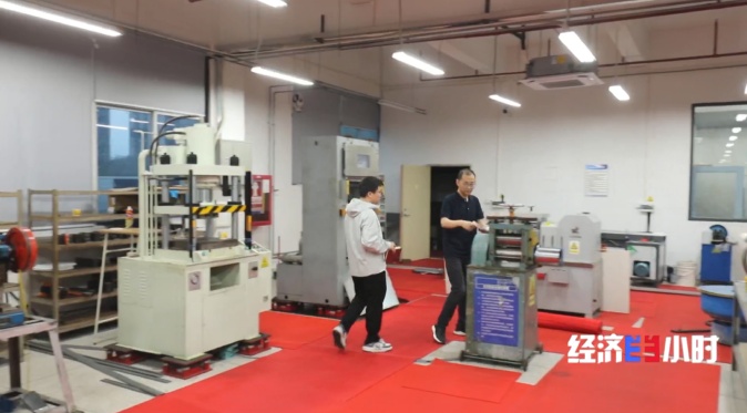 黄金市场上演 “冰与火”：首饰消费下滑 投资金销量猛增