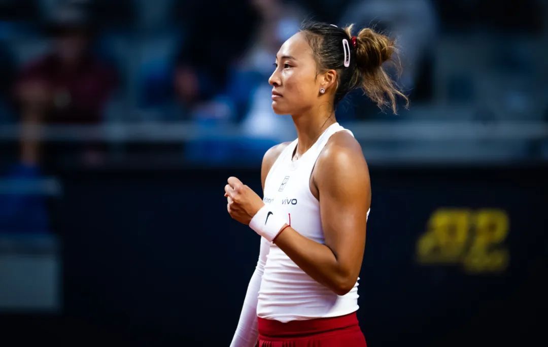 创造历史!郑钦文击败萨巴伦卡 创造历史!郑钦文击败萨巴伦卡