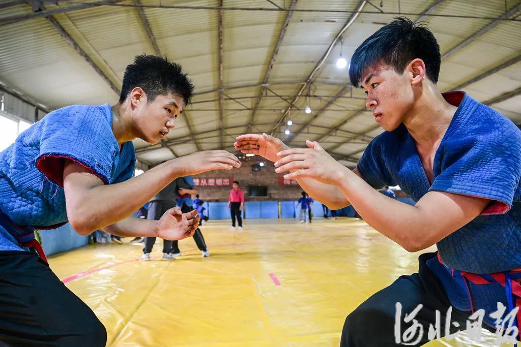 河北69岁“摔跤爷爷”火了……