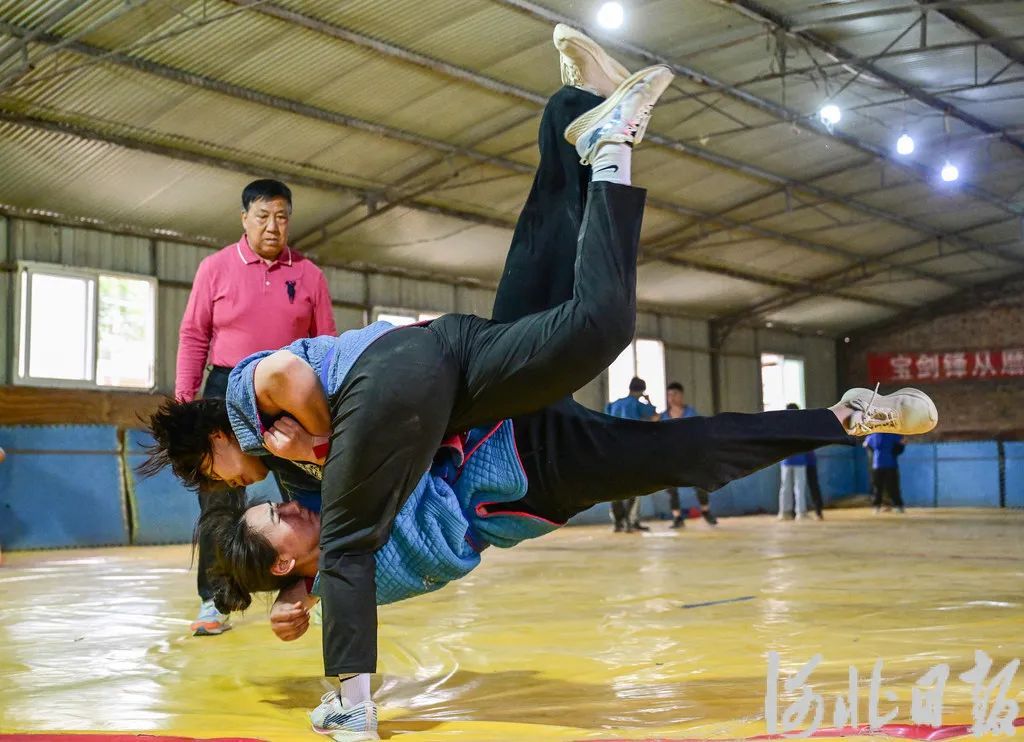 河北69岁“摔跤爷爷”火了……