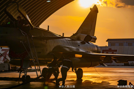 收藏大片!空军战鹰身披霞光训练 收藏大片!空军战鹰身披霞光训练