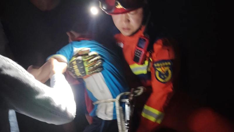 江西宜春:10岁男孩捉迷藏跌落5米深通风井 消防紧急救援 江西宜春:10岁男孩捉迷藏跌落5米深通风井 消防紧急救援