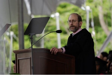 与特朗普政府对峙之际,哈佛大学校长自愿减薪25% 与特朗普政府对峙之际,哈佛大学校长自愿减薪25%