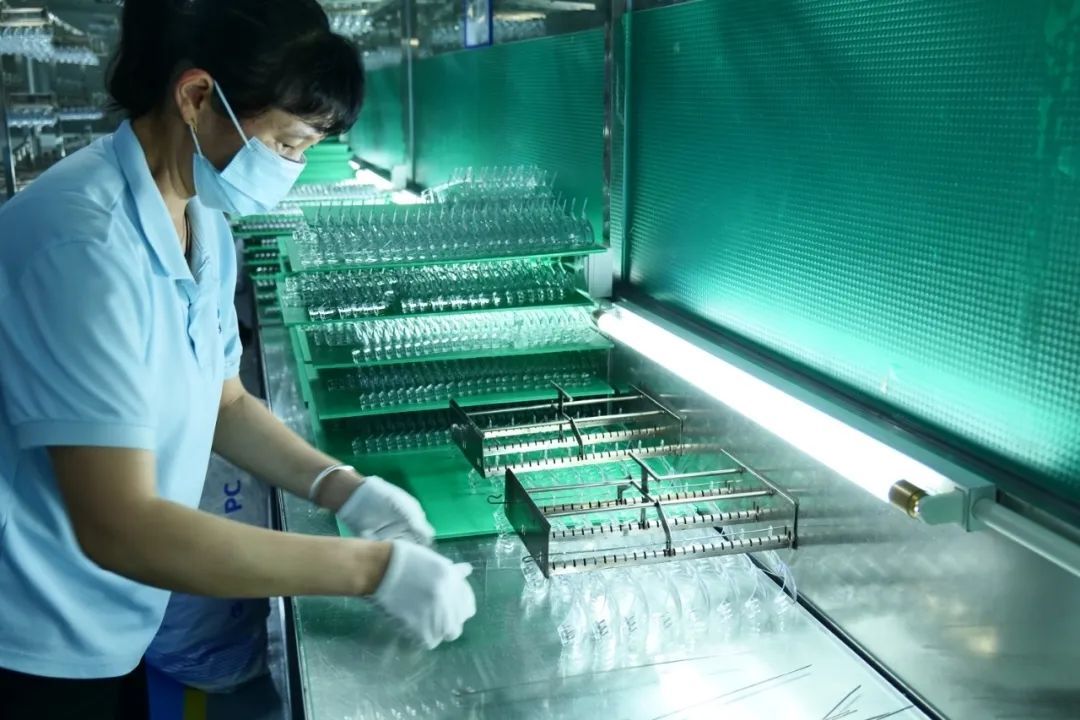 “囤积货物立马发出，美国客户把下半年的订单全部签下”，美线货运爆仓情况再度上演