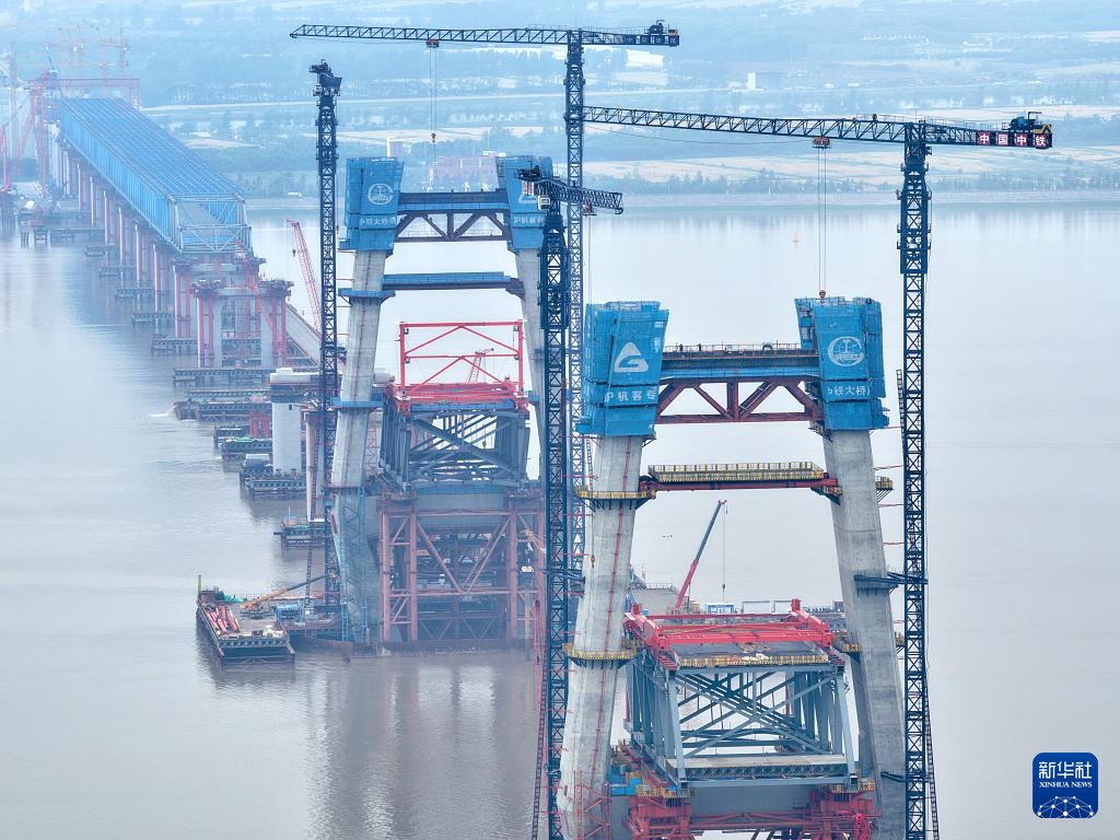 崇启公铁长江大桥施工有序推进