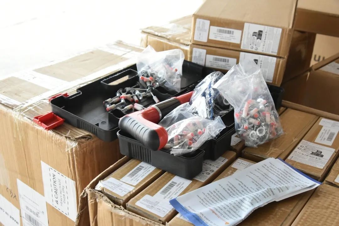 黄埔海关查获19800枚“爆炸式铆钉”,尾部装有火药 黄埔海关查获19800枚“爆炸式铆钉”,尾部装有火药