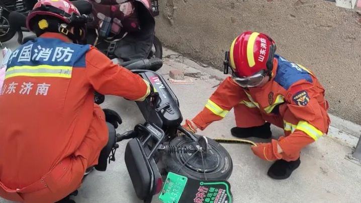 2米大蛇钻进电动车!济南一小区居民报警,消防重要提醒 2米大蛇钻进电动车!济南一小区居民报警,消防重要提醒